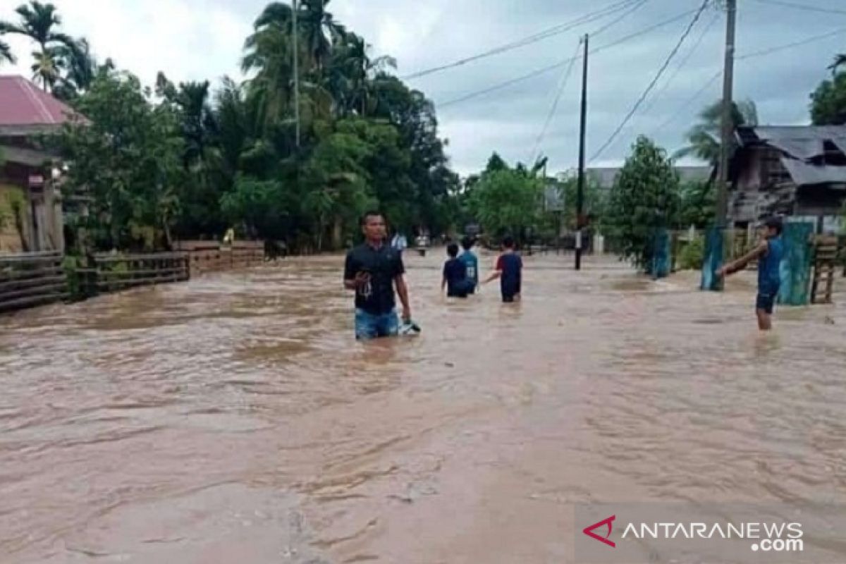 Bencana Banjir, Mahasiswa KKN STAI YPI Al-Ikhlas Painan di Kecamatan Sutera Nagari Ganting Mudiak Selatan Turut Membantu